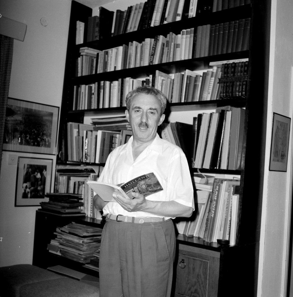 Moshe Sharett, voorzitter van de Jewish Agency, voor een boekenkast met in zijn , Bestanddeelnr 255-4723
