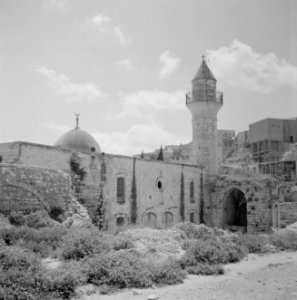 Moskee te Safad (Safed) met minaret en koepel met halve maan met op de voorgrond, Bestanddeelnr 255-4016