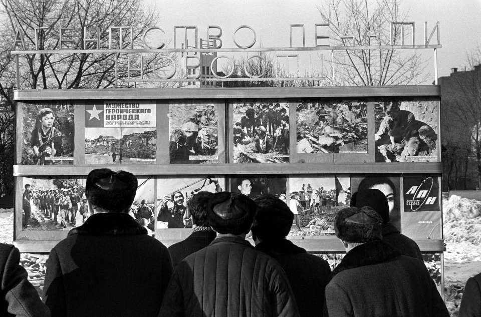 Moskou, nummer 23 aanplakborden met fotos uit Vietnam, nummer 24, 25 en 26 straa, Bestanddeelnr 920-1213