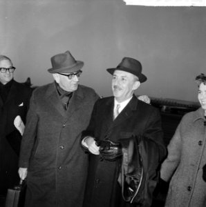 Moshe Sharett (oud-premier Israel) op Schiphol, links ambassadeur David Stahil d, Bestanddeelnr 915-9557 photo