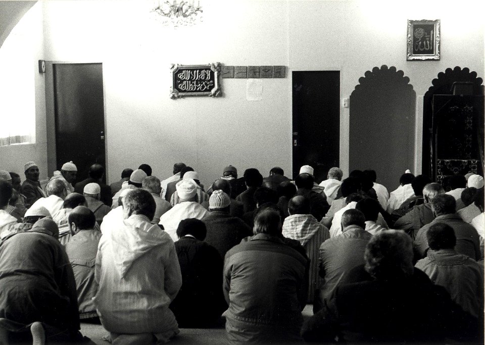 Moskee Arrahman in de Ursulastraat 20. Op de eerste Vrijdag van de Ramadan. Aangekocht van United Photos de Boer. - Negatiefnummer 32145 k 3. - Gepubliceerd in het Haarlems Dagblad van 02.04.1990. Ide