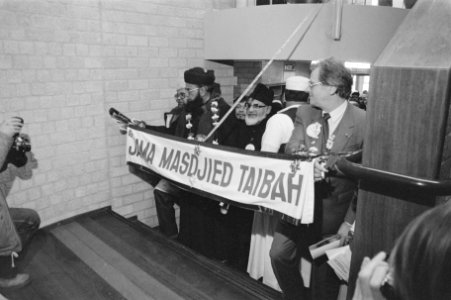 Moskee officieel geopend in de Amsterdamse Bijlmermeer Hazrat Maulana Shah Ahma, Bestanddeelnr 933-2076