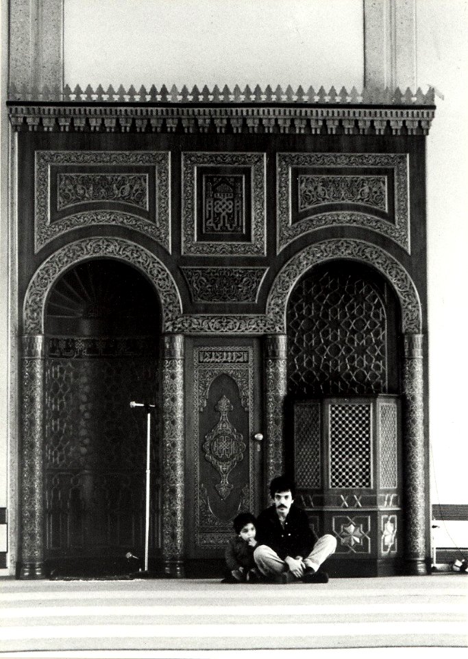 Moskee Arrahman aan de Ursulastraat 20, een gedeelte van het interieur van de Moskee. Aangekocht in 1983 van fotograaf C. de Boer. - Negatiefnummer 23131 k 21. - Gepubliceerd in het Haarlems, NL-HlmNHA 54013866