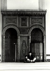 Moskee Arrahman aan de Ursulastraat 20, een gedeelte van het interieur van de Moskee. Aangekocht in 1983 van fotograaf C. de Boer. - Negatiefnummer 23131 k 21. - Gepubliceerd in het Haarlems, NL-HlmNHA 54013866