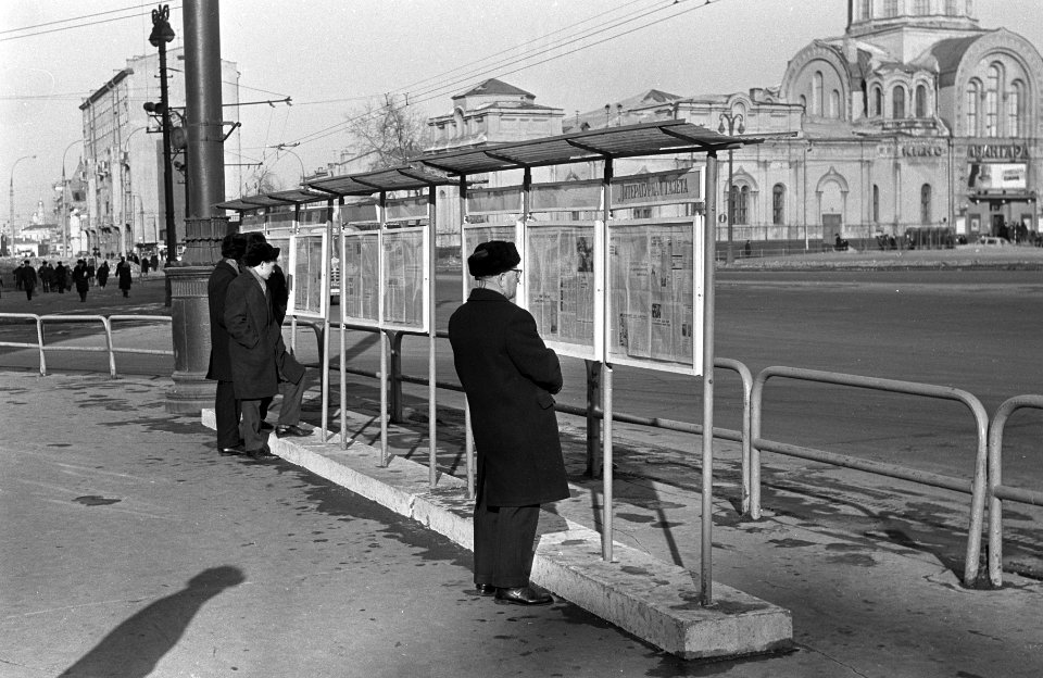 Moskou, nummer 19 kranten lezen op straat, nummer 20 bord met fotos astronauten,, Bestanddeelnr 920-1215