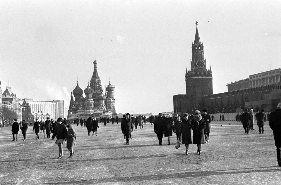 Moskou, Rode Plein, nummer 30 links Basilius-Cathedraal, rechts Kremlin, nummer , Bestanddeelnr 920-1218