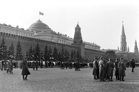 Moskou, Rode Plein nummer 34 en 35 Kremlin, nummer 36 Mausoleum, Bestanddeelnr 920-1222