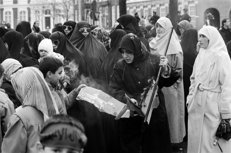 Moslims steken een document in brand, Bestanddeelnr 934-4145