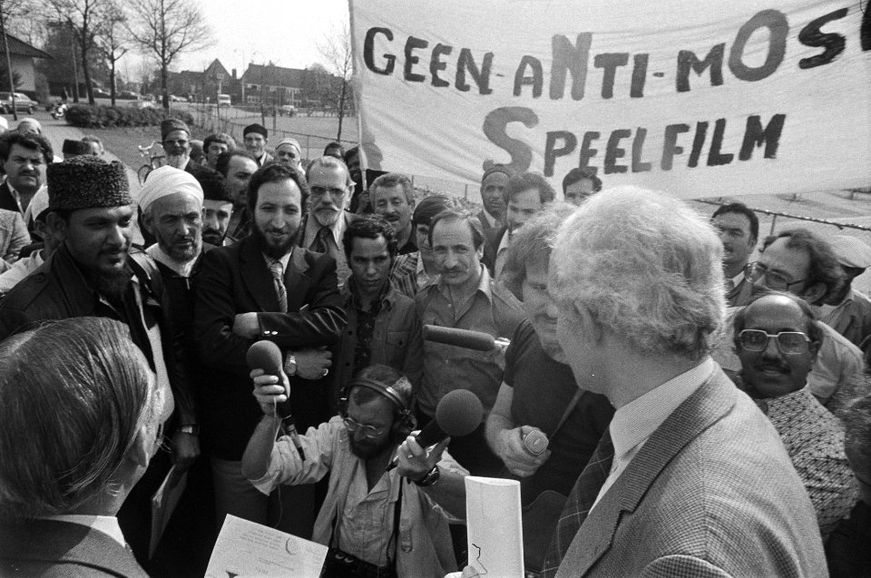Moslims demonstreren voor het gebouw van de NOS tegen eventueel uitzenden van de, Bestanddeelnr 930-7716