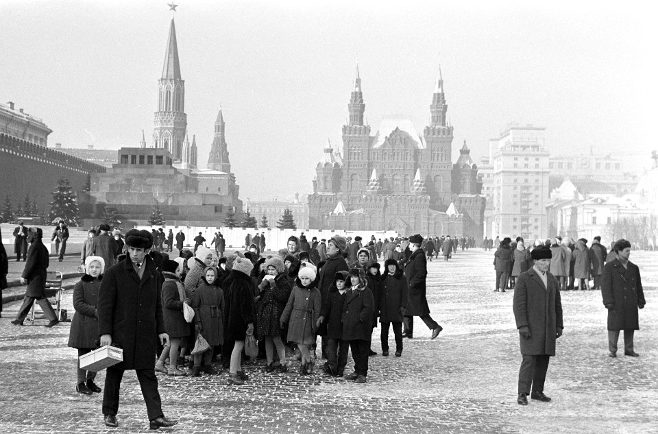 Moskou, Rode Plein nummer 7 en 9 links Mausoleum, rechts Lenin Museum, nummer 8 , Bestanddeelnr 920-1223