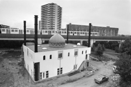Moskee in de Bijlmer met op de achtergrond de metro en flats van de Bijlmermeer, Bestanddeelnr 933-0918