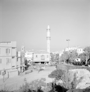 Moskee met een minaret aan een pleintje (vermoedelijk de Mahmoedija moskee), li…, Bestanddeelnr 255-2948