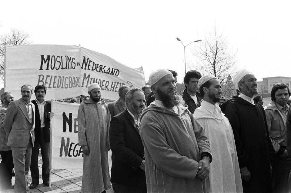Moslims demonstreren voor het gebouw van de NOS tegen eventueel uitzenden van de, Bestanddeelnr 930-7712