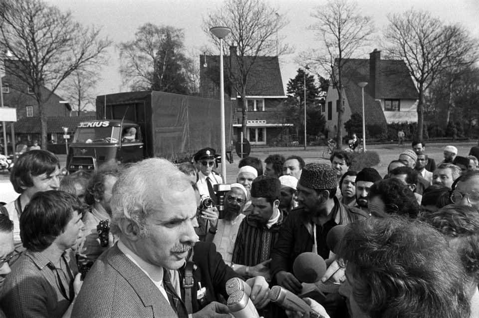 Moslims demonstreren voor het gebouw van de NOS tegen eventueel uitzenden van de, Bestanddeelnr 930-7714