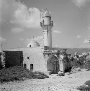 Moskee te Safad (Safed) met minaret en koepel met halve maan met een inpandig po, Bestanddeelnr 255-4017