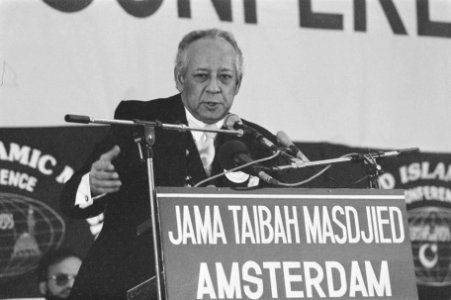 Moskee officieel geopend in de Amsterdamse Bijlmermeer Surinaamse ambassadeur H, Bestanddeelnr 933-2079