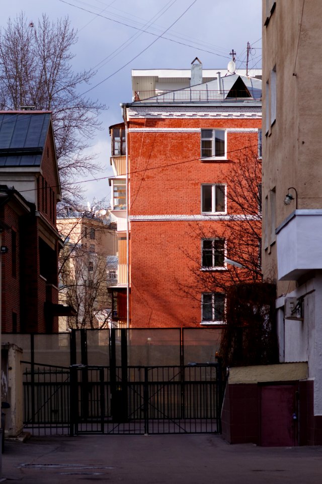 Moscow, Stary Tolmachovsky Lane 7 from Maly Tatarsky Lane
