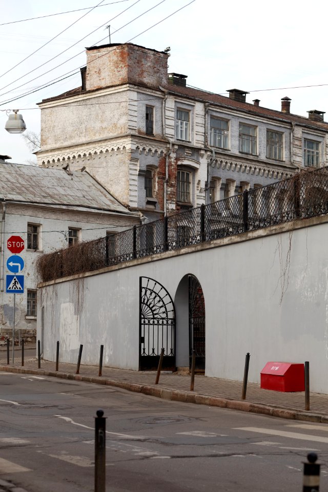 Moscow, Podkopaevsky Lane, gate of Morozovsky Garden 01