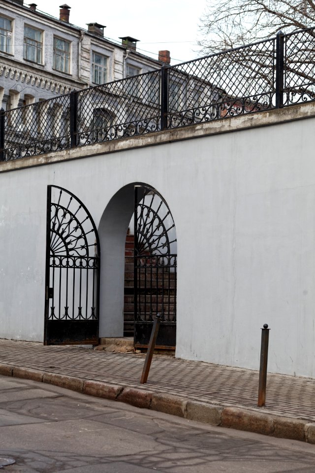 Moscow, Podkopaevsky Lane, gate of Morozovsky Garden 02