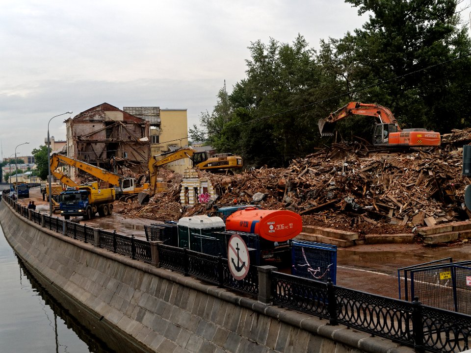 Moscow, Sadovnicheskaya Embankment 77 demolition 21-06-2009 11