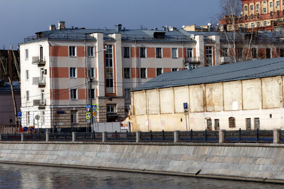 Moscow, Sadovnicheskaya Street 58 and Sadovnicheskaya Embankment 57, March 2020 01