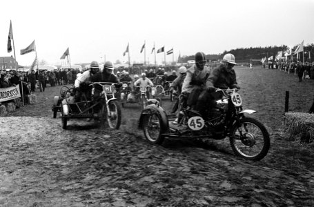 Motorcross in Gemert, de start motoren met zijspan, Bestanddeelnr 917-4546