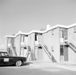 Motel Tropicana in Eilat met links een personenauto met op het portier de afbeel, Bestanddeelnr 255-3603 photo