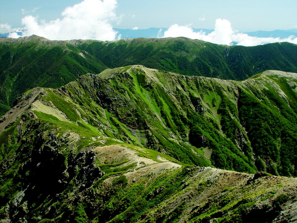 Mount Shirogochi from Mount Shiomi 2002-08-20
