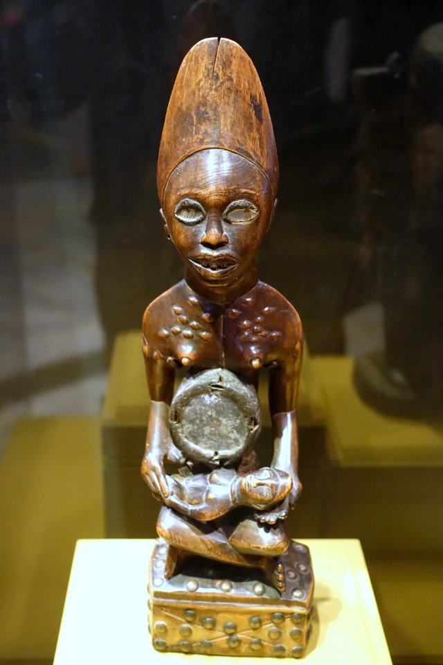 Mother and child, Kong people, Republic of Congo and Congo, late 1800s, wood, brass tacks - National Museum of Natural History, United States - DSC00446
