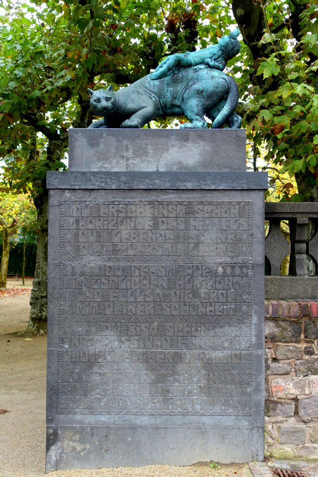 Mountain lion pier - Platanenhain - Mathildenhöhe - Darmstadt, Germany - DSC01524