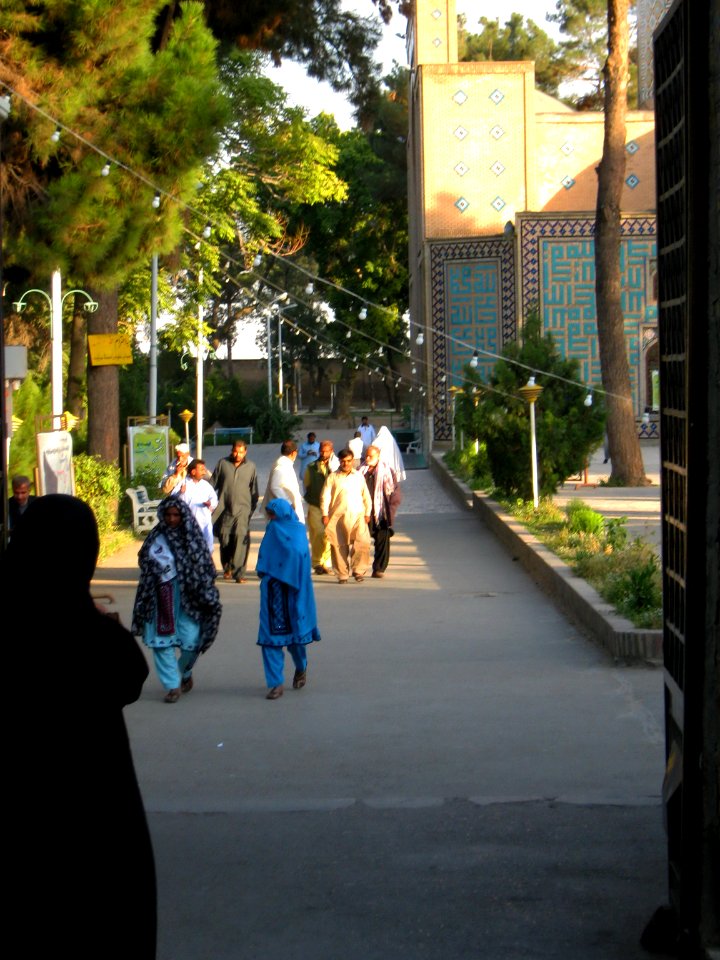 Mosque of Al Mahruq - Pakistani pilgrims (1)