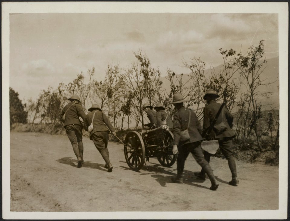Mountain battery going into position. Two views show special screened roads, Bestanddeelnr 158-2507