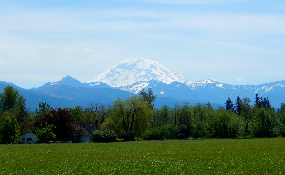 Mount Rainier seen from Enumclaw WA