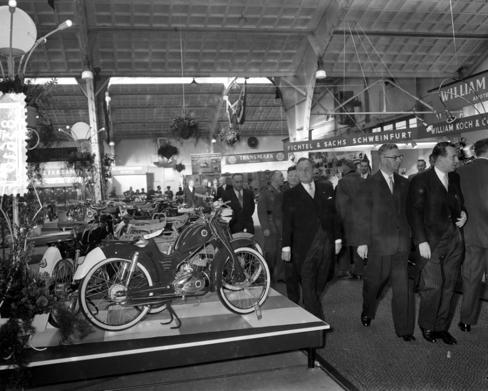 Motorscooter en bromfietstentoonstelling RAI Opening en rondgang Minister J Al, Bestanddeelnr 908-3610