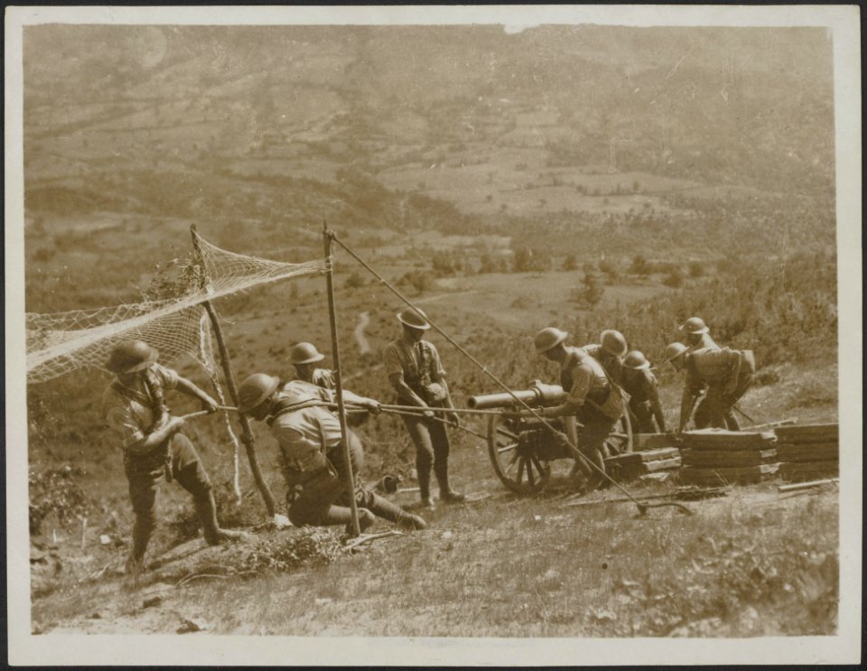 Mountain battery going into position. Two views show special screened roads, Bestanddeelnr 158-2400