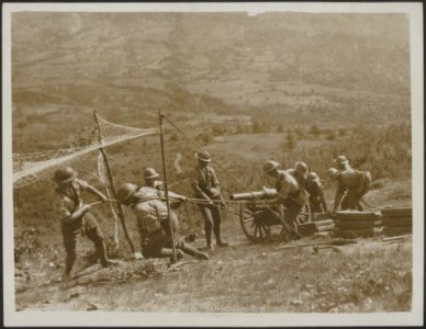 Mountain battery going into position. Two views show special screened roads, Bestanddeelnr 158-2400