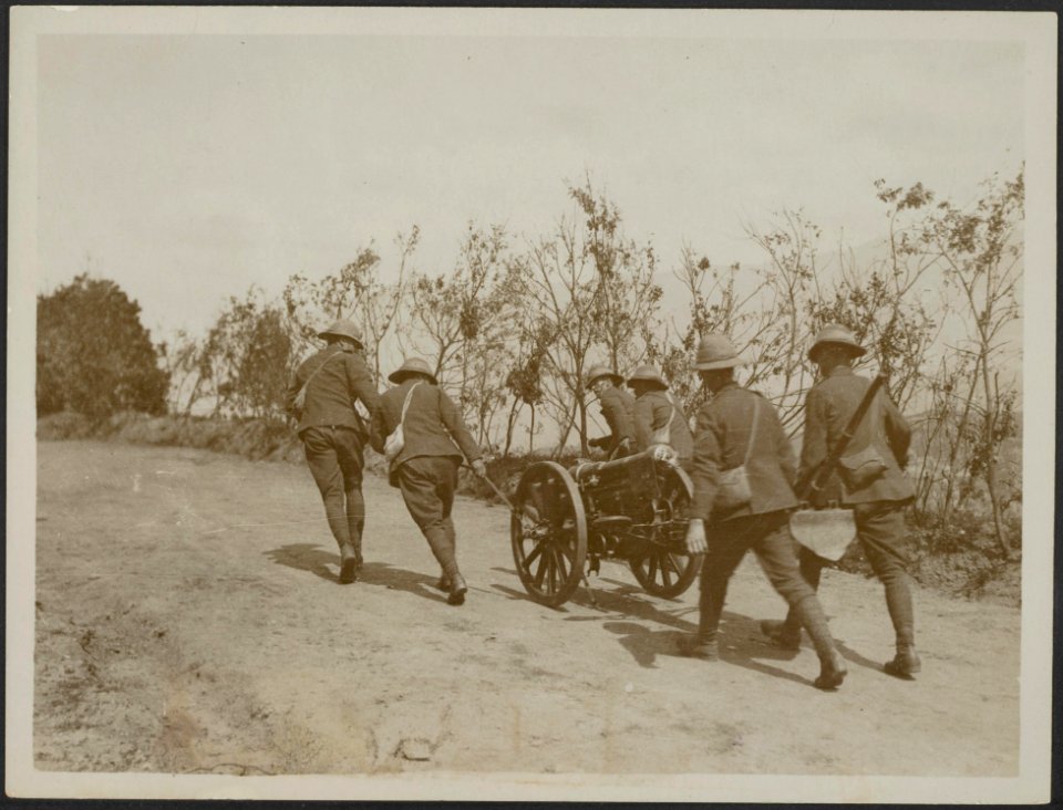 Mountain battery going into position. Two views show special screened roads., Bestanddeelnr 158-2175