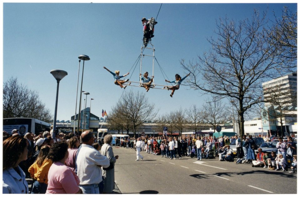 Motorstuntteam De Stuntmasters aan het werk op de kermis in Schalkwijk. NL-HlmNHA 54036406