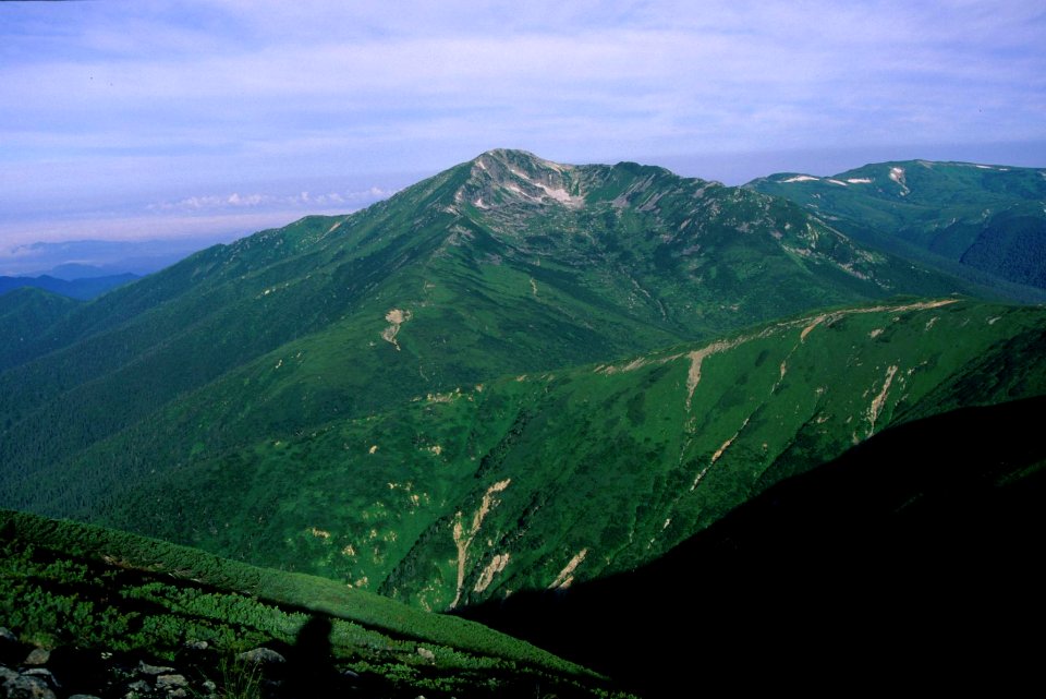 Mount Kurobegoro from Mount Mitsumatarenge 2000-08-17