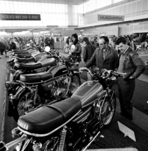 Motorweek in de RAI motoren op bezoekers in de RAI, Bestanddeelnr 927-0793