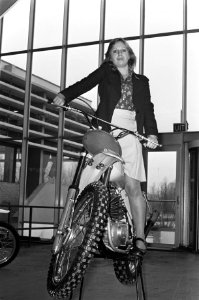 Motorweekend in RAI Amsterdam meisje op crossmotor, Bestanddeelnr 927-8121
