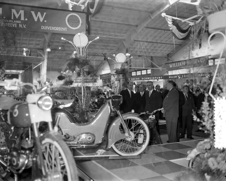Motorscooter en bromfietstentoonstelling RAI Opening en rondgang Minister J Al, Bestanddeelnr 908-3609