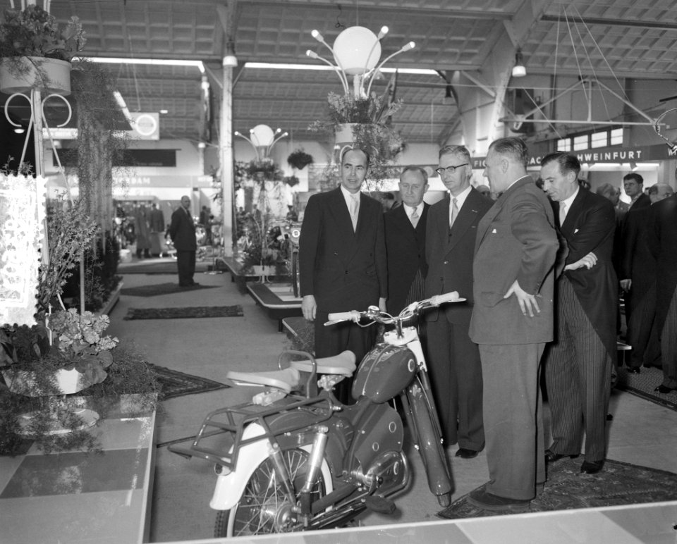 Motorscooter en bromfietstentoonstelling RAI Opening en rondgang Minister J Al, Bestanddeelnr 908-3601