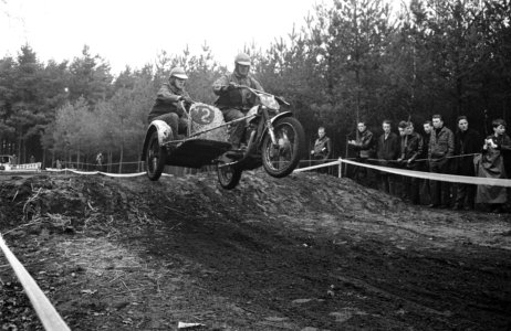 Motorcross Vasse, zijspanrijders in aktie, Bestanddeelnr 919-0617