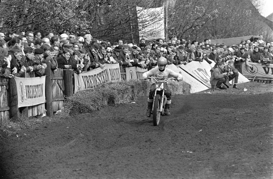 Motorcross St. Anthonis , nummer 9 motorcoureur tijdens sprong, Bestanddeelnr 920-1728