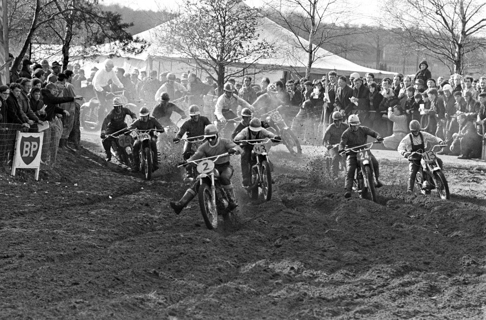 Motorcross in Gemert, de rijders tot en met 250 cc gaan van start, Bestanddeelnr 918-8328