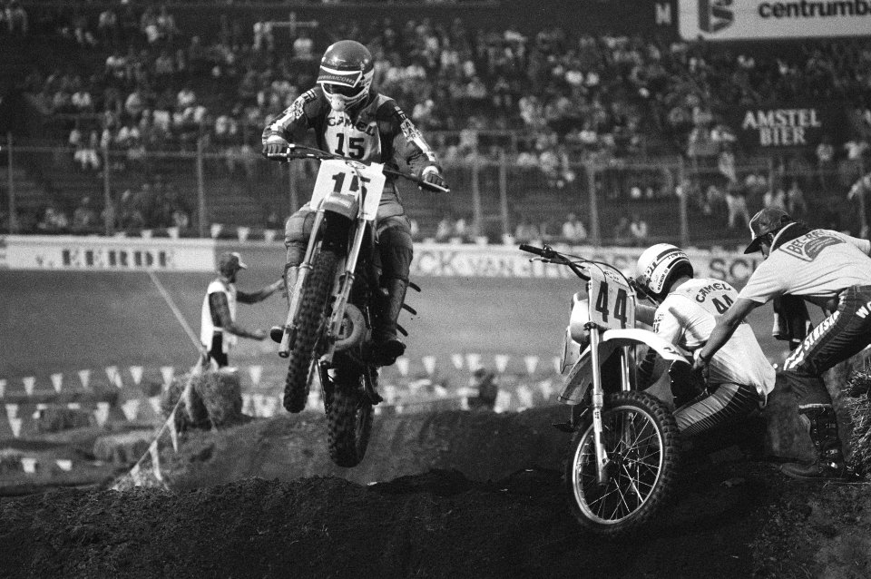 Motorcrossers in aktie tijdens de Stadioncross in het Olympisch Stadion in Amste, Bestanddeelnr 931-6629