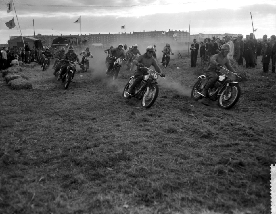 Motorcross te Amsterdam bij de Sloterplas, start van een serie, Bestanddeelnr 910-7055