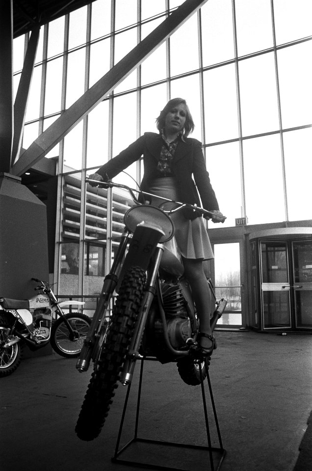 Motorweekend in RAI Amsterdam meisje op crossmotor, Bestanddeelnr 927-8122