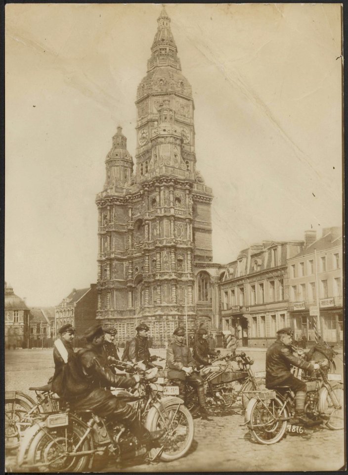 Motorwielrijders (ordonnansen) bij de oude kloostertoren te St. Armand, Bestanddeelnr 158-2375